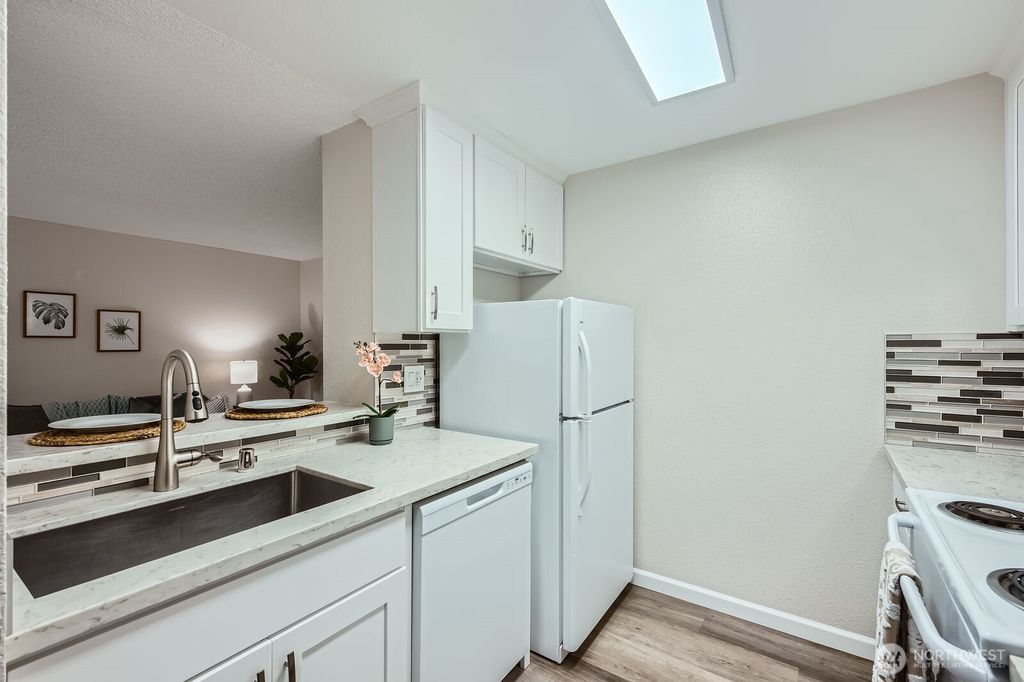 listing image 9360470214338156834