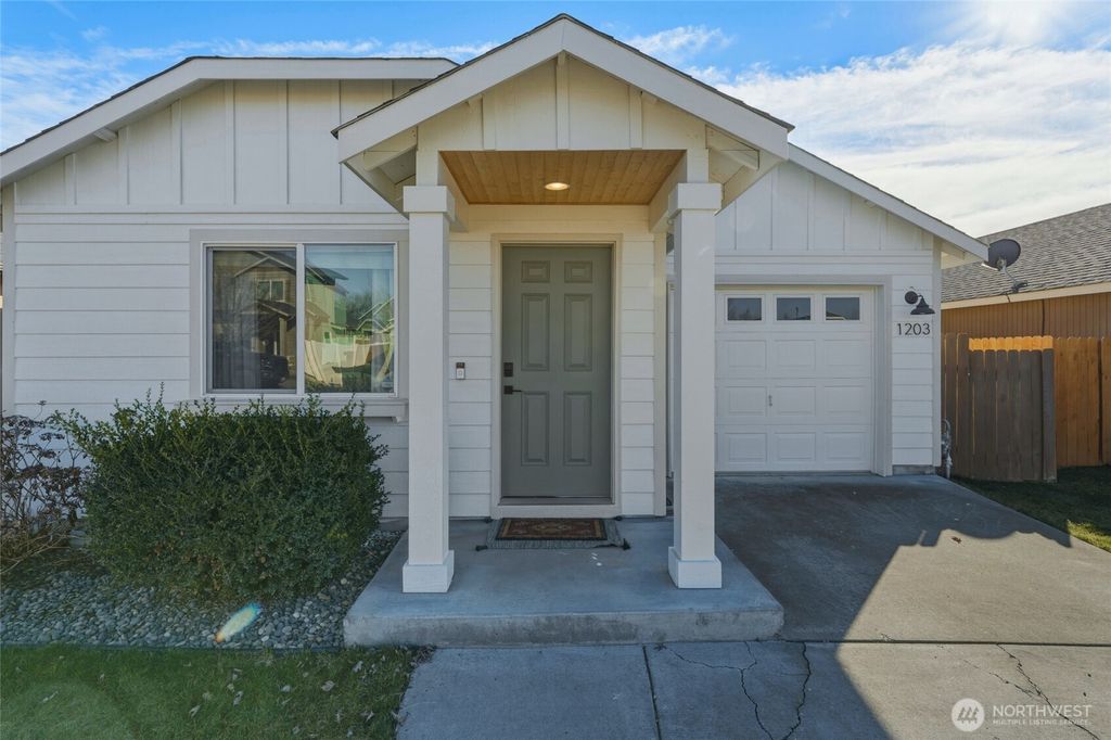 Photo of 1203 SW Carver Street, College Place, WA 99324 (MLS # 2485637)