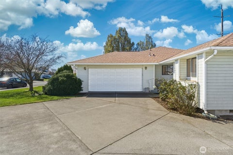 Photo of 807 SE Sentry Drive, College Place, WA 99324 (MLS # 2576797)