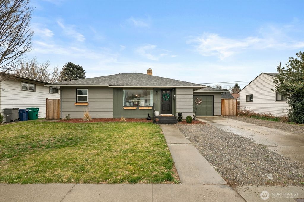 Photo of 409 N Mills Avenue, Wenatchee, WA 98801 (MLS # 2491585)