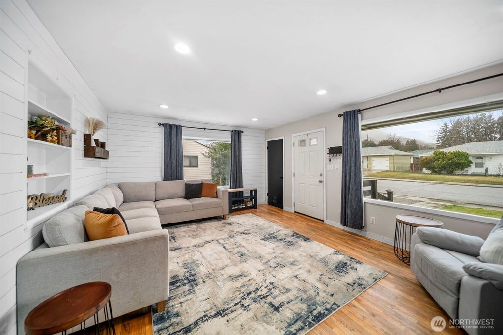 Photo of 409 N Mills Avenue, Wenatchee, WA 98801 (MLS # 2491585)