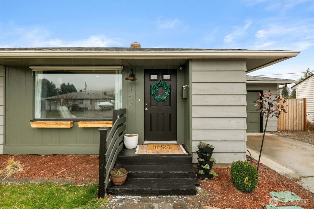 Photo of 409 N Mills Avenue, Wenatchee, WA 98801 (MLS # 2491585)