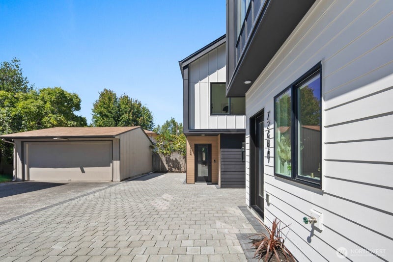 724 N 89TH Street