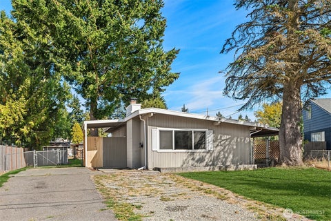 Photo of 24924 35th Avenue S, Kent, WA 98032 (MLS # 2580893)