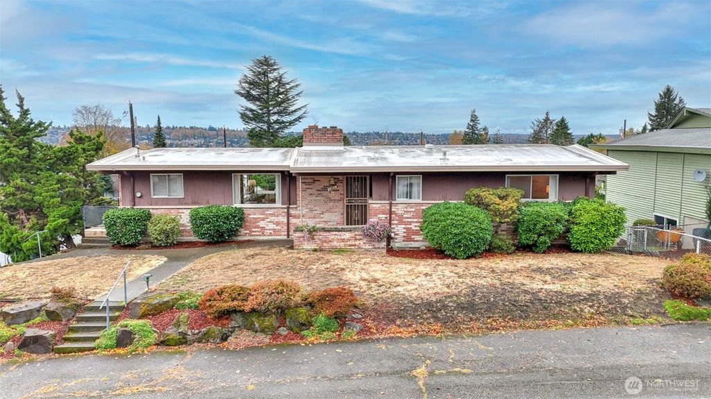 Photo of 1401 Lincoln Avenue NE, Renton, WA 98056 (MLS # 2451935)