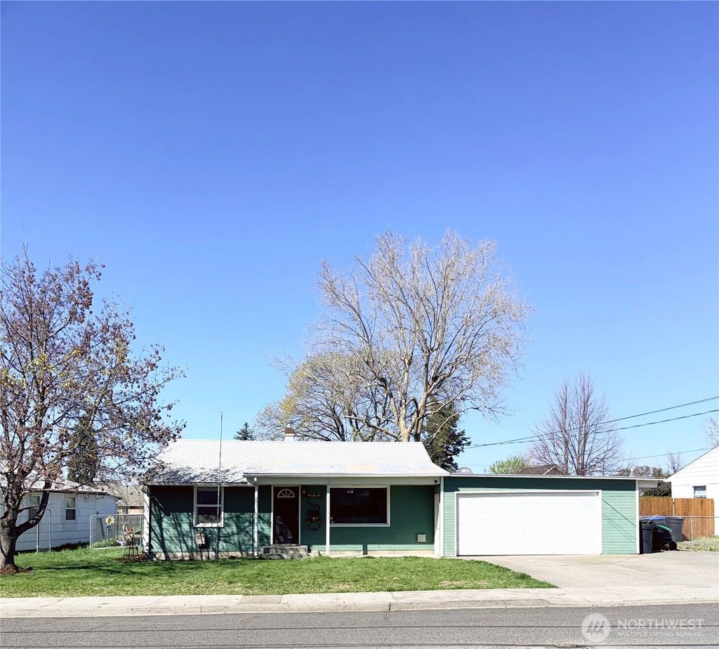 Photo of 1405 Francis Avenue, Walla Walla, WA 99362 (MLS # 2498925)