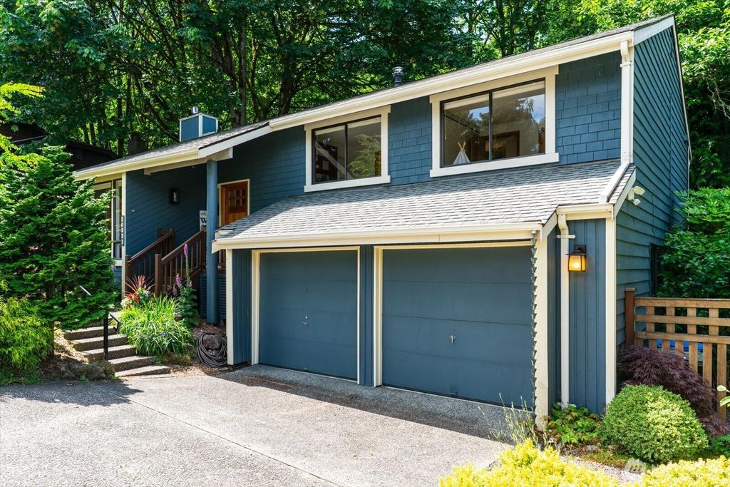 Photo of 20331 46th Place NE, Lake Forest Park, WA 98155 (MLS # 2374563)