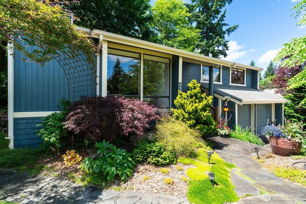 Photo of 20331 46th Place NE, Lake Forest Park, WA 98155 (MLS # 2374563)