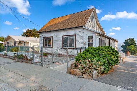 Photo of 415 Walker St Ave, Wenatchee, WA 98801 (MLS # 2364204)