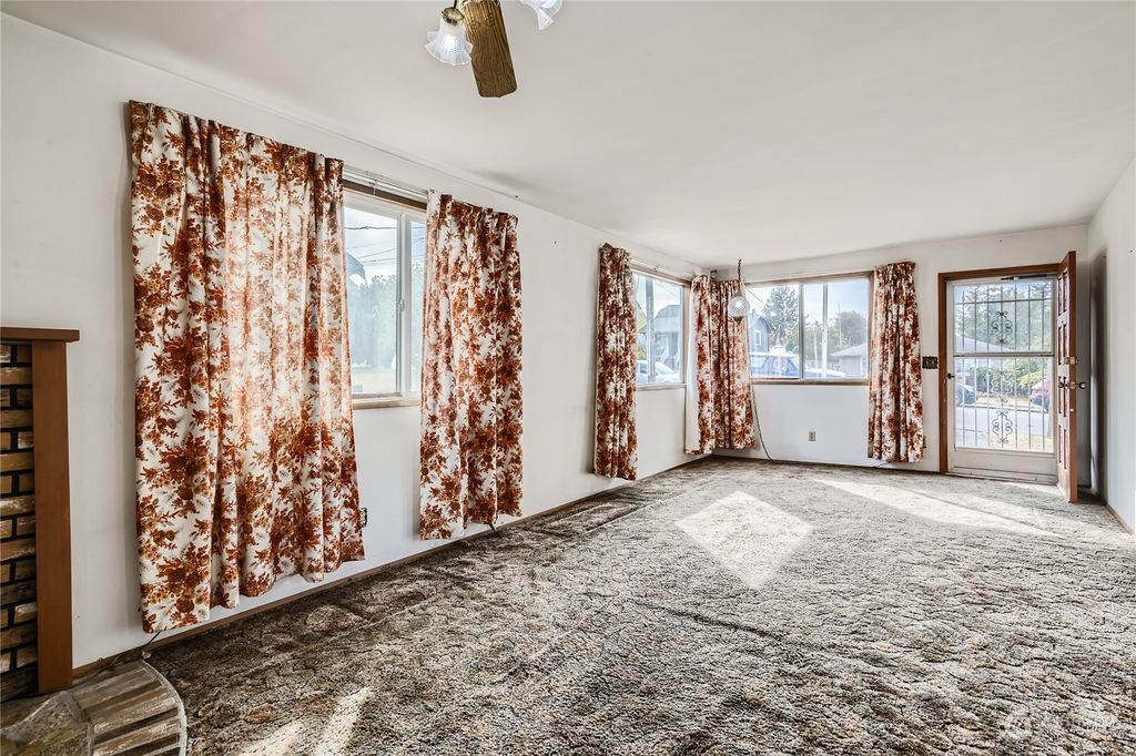 Photo of 1821 Highland Avenue, Everett, WA 98201 (MLS # 2157430)