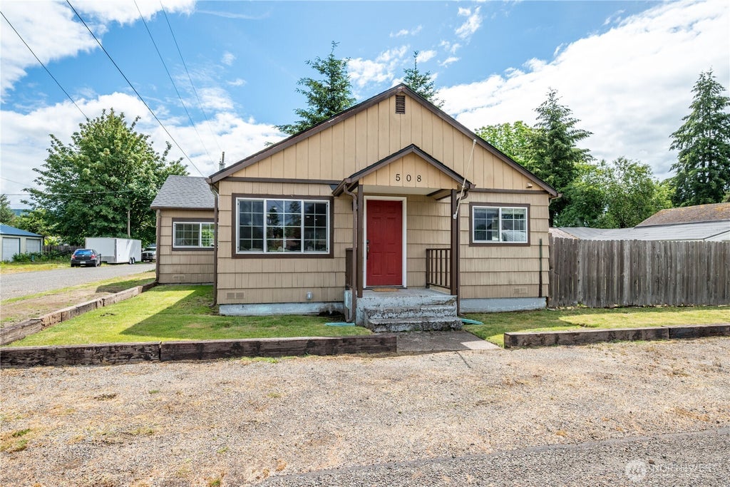 Photo of 508 4th Avenue SW, Castle Rock, WA 98611 (MLS # 2537024)