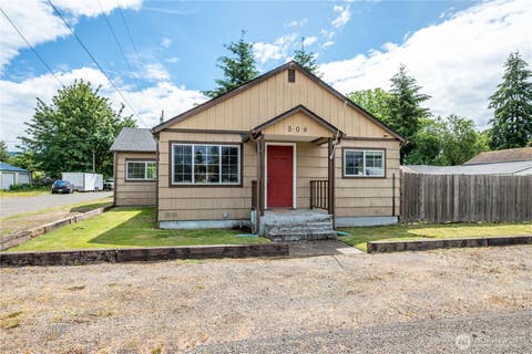 Photo of 508 4th Avenue SW, Castle Rock, WA 98611 (MLS # 2537024)