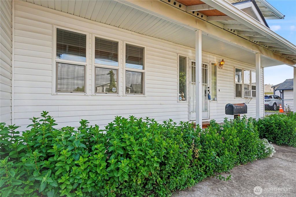 Photo of 314 Factory Avenue N, Renton, WA 98057 (MLS # 2524926)