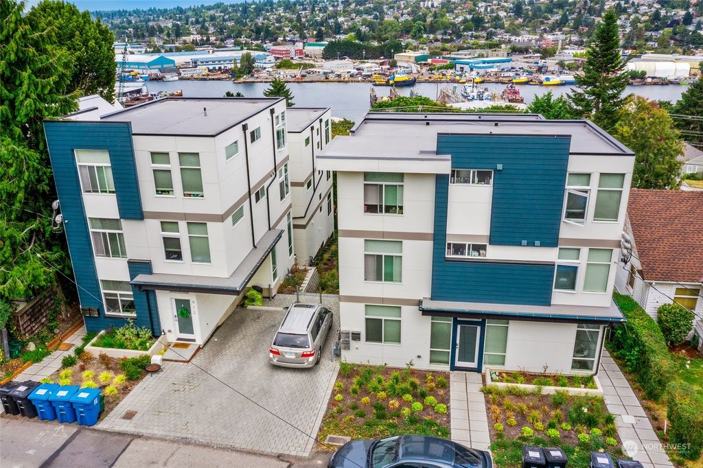 Photo of 914 W Emerson Street, Seattle, WA 98119 (MLS # 2254086)