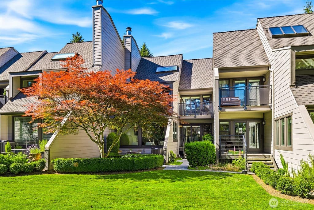 Photo of 10327 NE 19th Place, Bellevue, WA 98004 (MLS # 2539145)
