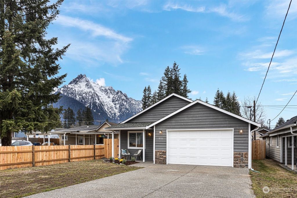Photo of 915 Givens Avenue, Darrington, WA 98241 (MLS # 2031005)