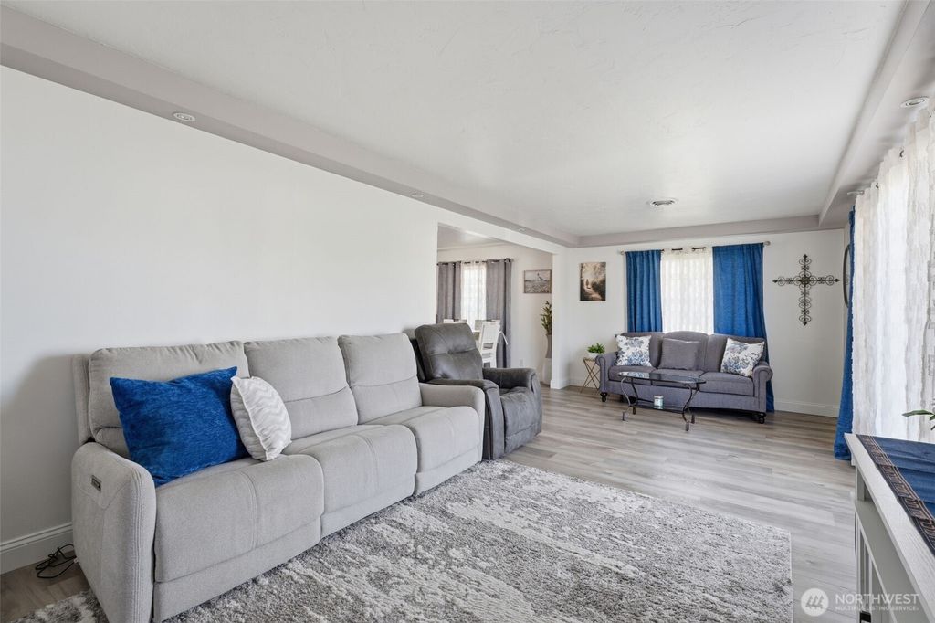 Photo of 128 N Wehe Avenue, Pasco, WA 99301 (MLS # 2512219)