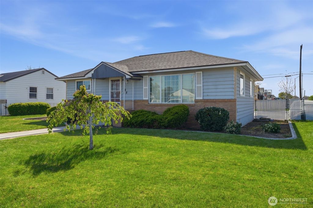 Photo of 128 N Wehe Avenue, Pasco, WA 99301 (MLS # 2512219)