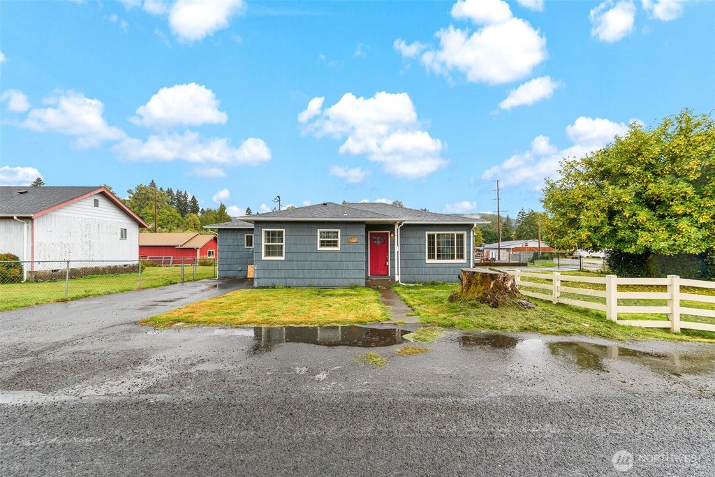 Photo of 334 ROAKE Avenue, Castle Rock, WA 98611 (MLS # 2586504)