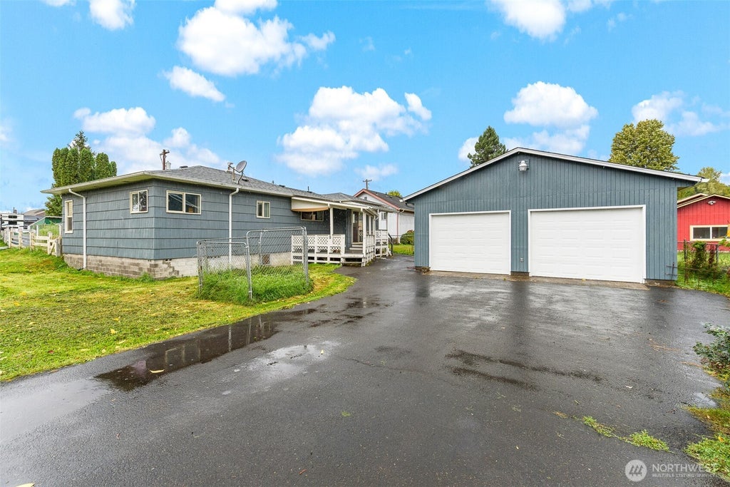 Photo of 334 ROAKE Avenue, Castle Rock, WA 98611 (MLS # 2586504)