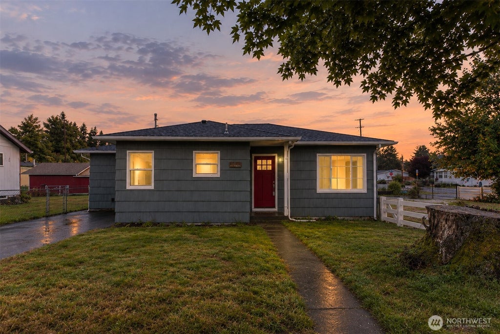 Photo of 334 ROAKE Avenue, Castle Rock, WA 98611 (MLS # 2586504)