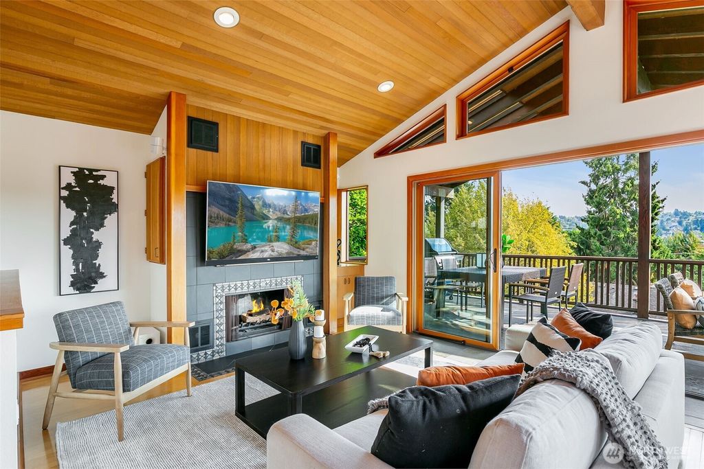 Photo of 117 N 40th Street, Seattle, WA 98103 (MLS # 2433839)