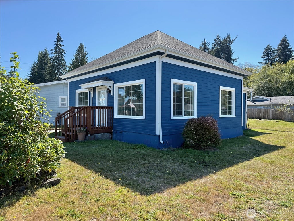 Photo of 1304 5th Street, Cosmopolis, WA 98537 (MLS # 2585440)