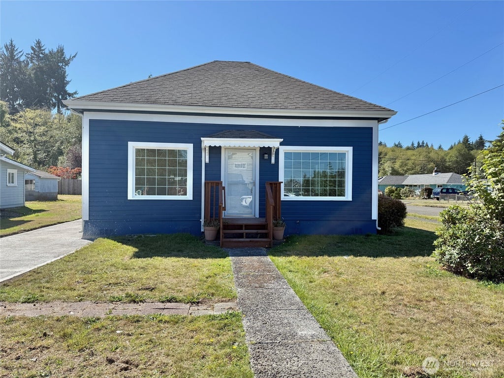 Photo of 1304 5th Street, Cosmopolis, WA 98537 (MLS # 2585440)