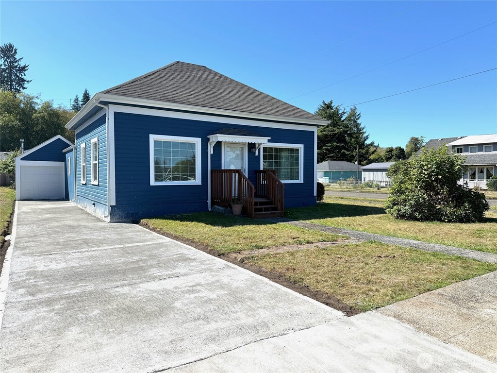 Photo of 1304 5th Street, Cosmopolis, WA 98537 (MLS # 2585440)