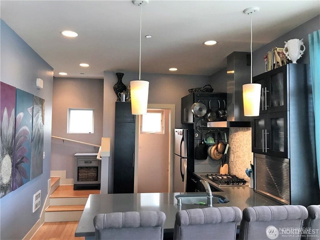 listing image 9361844884375931632