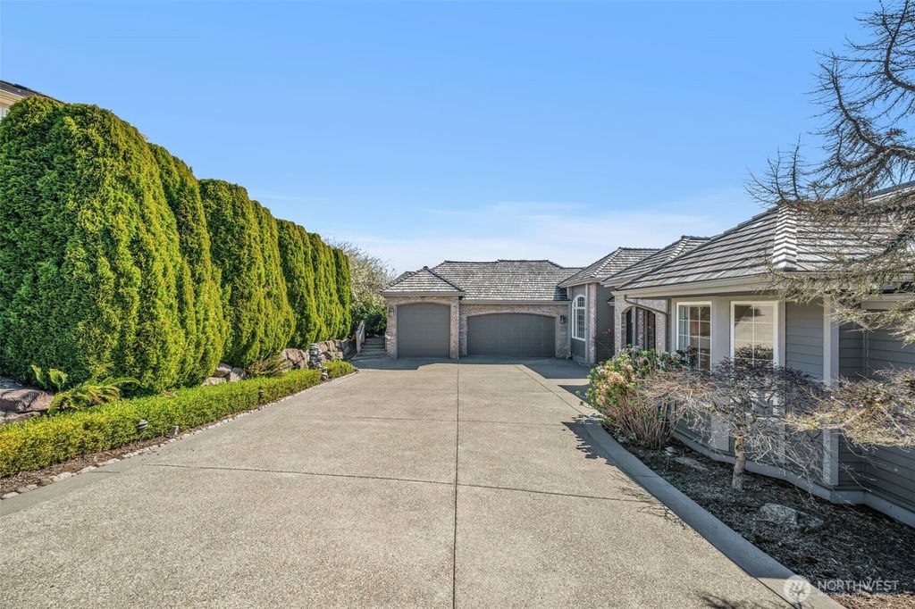 Photo of 15423 SE 58th St St, Bellevue, WA 98006 (MLS # 2500206)