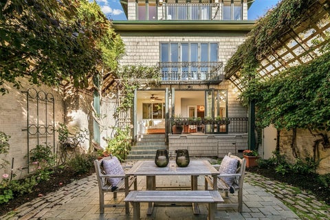 Photo of 915 11th Avenue E, Seattle, WA 98102 (MLS # 2597130)