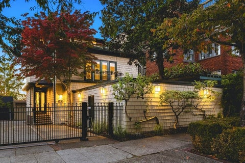 Photo of 915 11th Avenue E, Seattle, WA 98102 (MLS # 2597130)