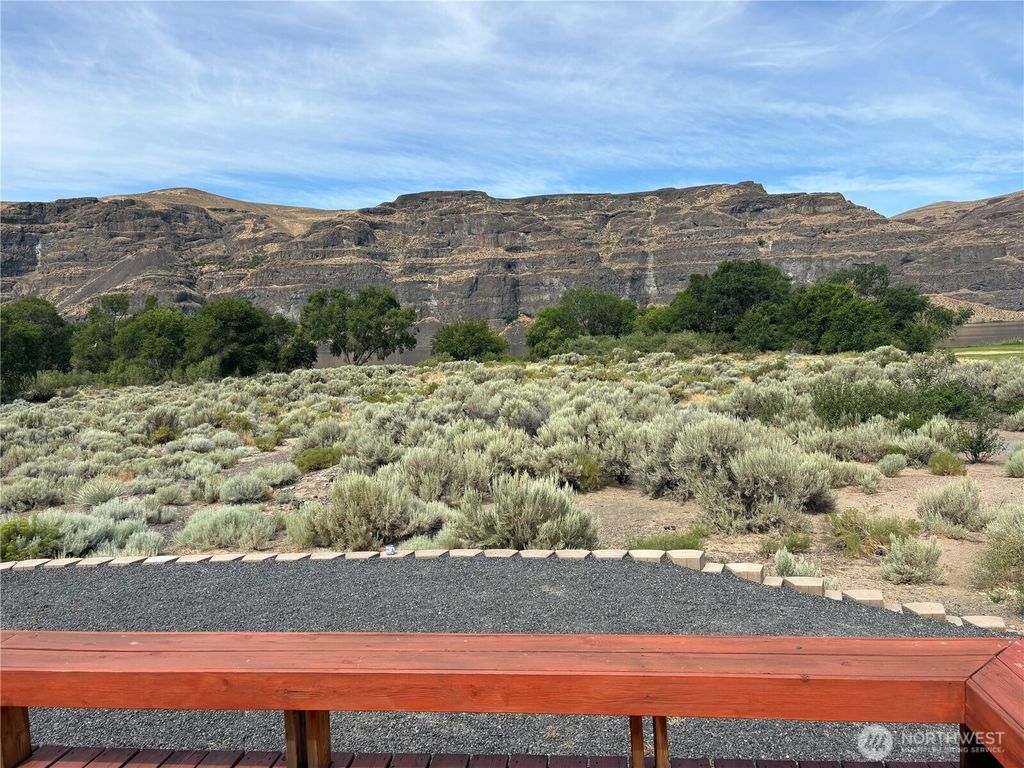 Photo of 928 River Drive SW, Quincy, WA 98848 (MLS # 2548787)