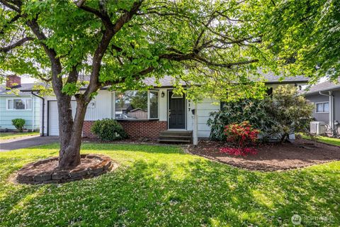 Photo of 2017 28th Ave AVE, Longview, WA 98632 (MLS # 2521354)