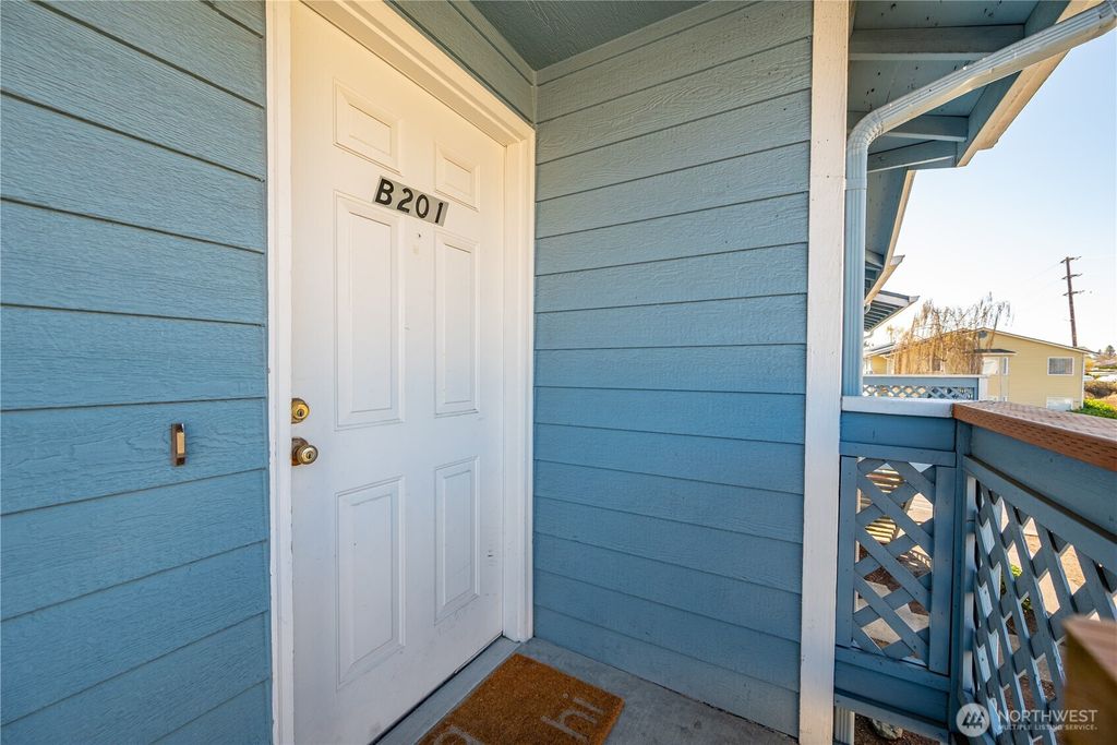 Photo of 537 NE Ellis Way #B201, Oak Harbor, WA 98277 (MLS # 2504779)