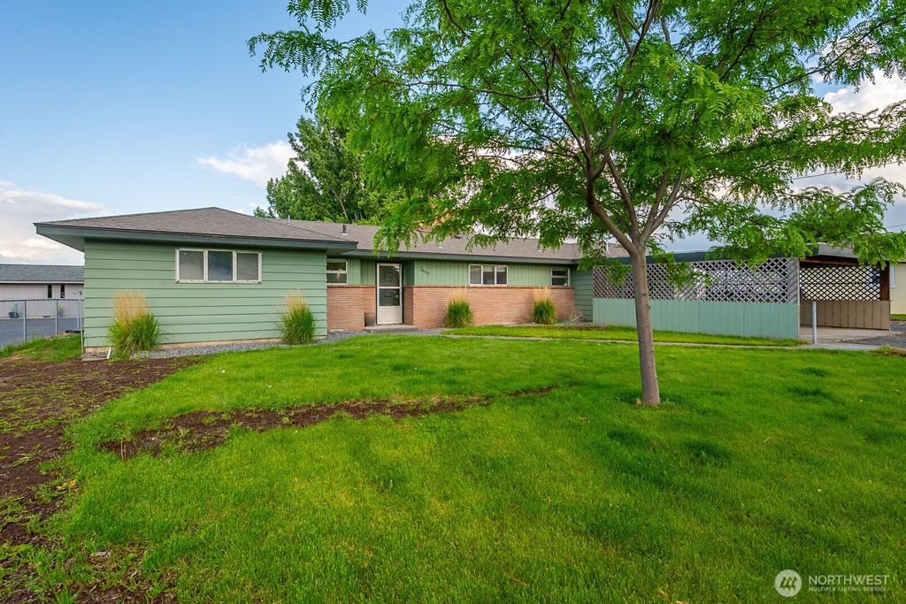 Photo of 1609 W Lakeside Drive, Moses Lake, WA 98837 (MLS # 2485798)