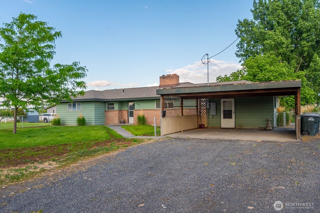 Photo of 1609 W Lakeside Drive, Moses Lake, WA 98837 (MLS # 2485798)