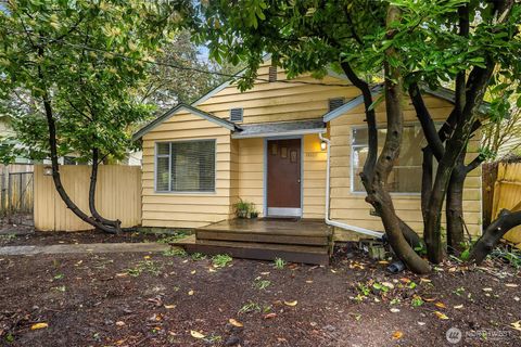 Photo of 15527 Wallingford Avenue N, Shoreline, WA 98133 (MLS # 2509129)