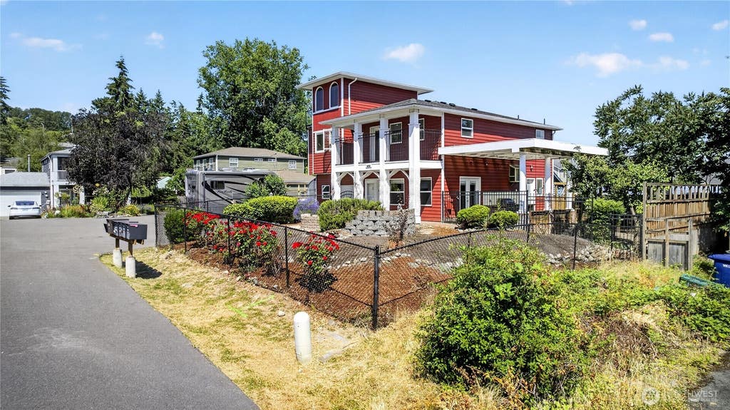 Photo of 13043 40th Ave S AVE, Tukwila, WA 98168 (MLS # 2553224)