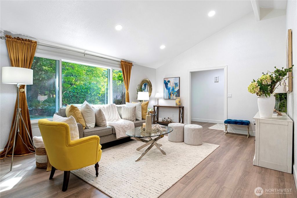 Photo of 11527 NE 113th Place, Kirkland, WA 98033 (MLS # 2504387)