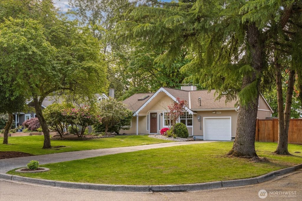 Photo of 16407 NE 96th Place, Redmond, WA 98052 (MLS # 2374294)