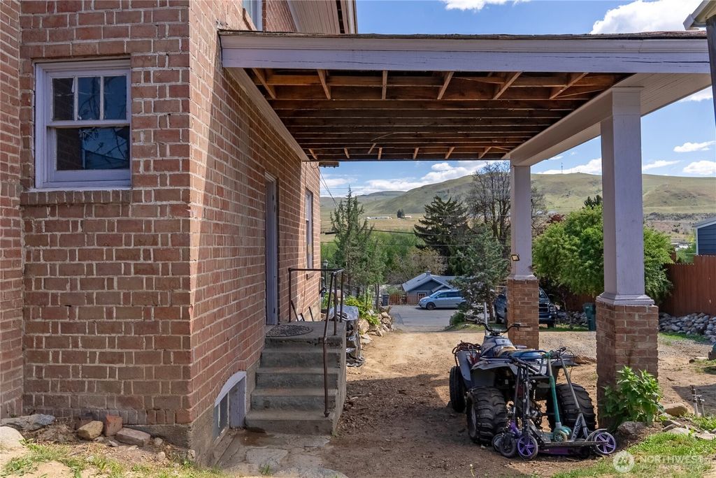 Photo of 633 N 3rd Avenue, Okanogan, WA 98840 (MLS # 2517384)
