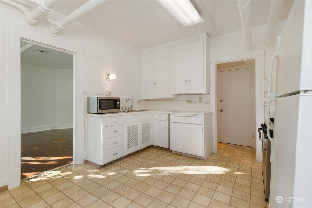 listing image 9361233627347379050
