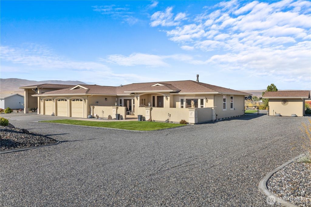 Photo of 704 Desert Aire Dr SW Dr, Mattawa, WA 99349 (MLS # 2443000)