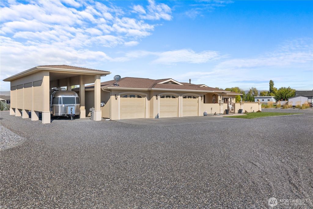 Photo of 704 Desert Aire Dr SW Dr, Mattawa, WA 99349 (MLS # 2443000)