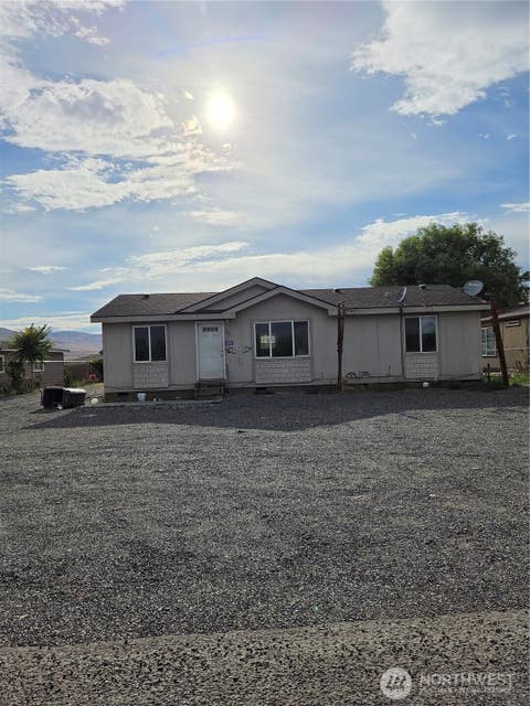 Photo of 212 Thunderbird Way SW, Mattawa, WA 99349 (MLS # 2568261)