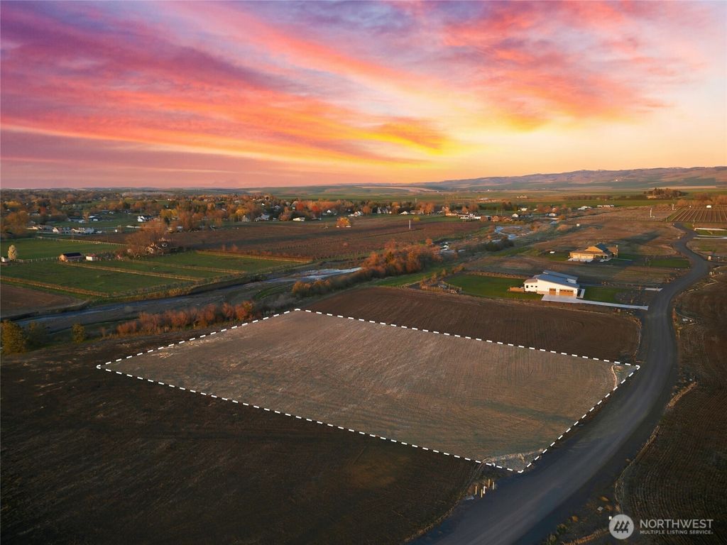 Photo of 401 Healey Drive, Walla Walla, WA 99362 (MLS # 2502818)