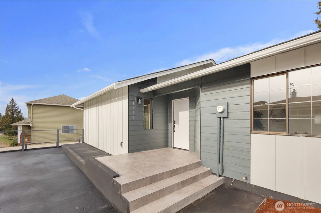 Photo of 1717 NE Edmonds Ave Ave, Renton, WA 98056 (MLS # 2472941)