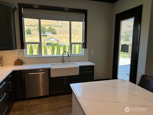949 N Newport Loop
